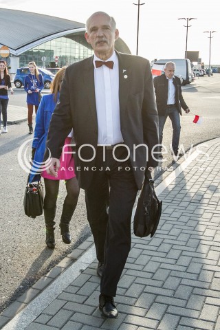  26.03.2015 LOTNISKO JASIONKA<br />
WIZYTA JANUSZA KORWINA MIKKE NA PODKARPACIU<br />
KONFERENCJA PRZED TERMINALEM W PORCIE LOTNICZYM RZESZOW JASIONKA<br />
N/Z JANUSZ KORWIN MIKKE<br />
 