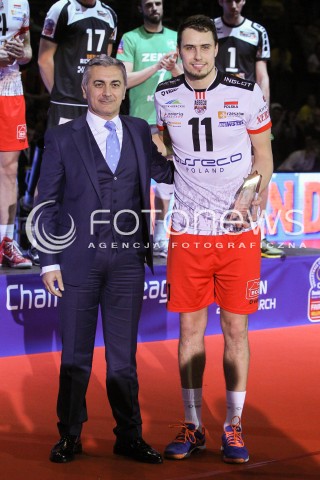  29.03.2015 BERLIN GERMANY<br />SIATKOWKA LIGA MISTRZOW MEN CEV VOLLEYBALL CHAMPIONS LEAGUE FINAL FOUR 2014/2015 - FINAL<br />MATCH ASSECO RESOVIA - ZENIT KAZAN<br />N/Z FABIAN DRZYZGA NAGRODA INDYWIDUALNA PUCHAR<br /> 