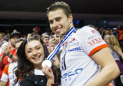  29.03.2015 BERLIN GERMANY<br />SIATKOWKA LIGA MISTRZOW MEN CEV VOLLEYBALL CHAMPIONS LEAGUE FINAL FOUR 2014/2015 - FINAL<br />MATCH ASSECO RESOVIA - ZENIT KAZAN<br />N/Z SIATKARZE DRUZYNA ASSECO RESOVII - DEKORACJA RADOSC EMOCJE - II MIEJSCE ( SREBRNY MEDAL ) - RADOSC EMOCJE MEDALE - FABIAN DRZYZGA Z PARTNERKA<br /> 