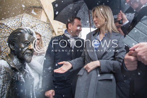  02.04.2015 LODZ<br />WIZYTA MAGDALENY OGOREK W LODZI<br />SPACER ULICA PIOTRKOWSKA<br />N/Z MAGDALENA OGOREK<br /> 