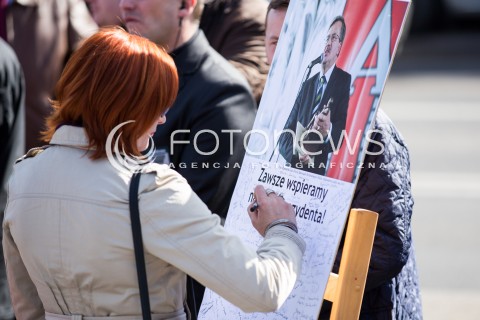  12.04.2015 LODZ<br />WIZYTA BRONISLAWA KOMOROWSKIEGO W ALEKSANDROWIE LODZKIM<br />N/Z PODPISY POPARCIA DLA PREZYDENTA BRONISLAWA KOMOROWSKIEGO<br /> 