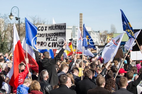  12.04.2015 LODZ<br />WIZYTA BRONISLAWA KOMOROWSKIEGO W ALEKSANDROWIE LODZKIM<br />N/Z WYBORCY TLUM KORWIN KONKURENCJA<br /> 