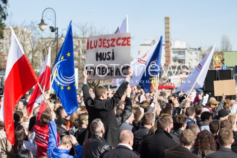  12.04.2015 LODZ<br />WIZYTA BRONISLAWA KOMOROWSKIEGO W ALEKSANDROWIE LODZKIM<br />N/Z WYBORCY TLUM KORWIN KONKURENCJA<br /> 