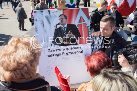  12.04.2015 LODZ<br />WIZYTA BRONISLAWA KOMOROWSKIEGO W ALEKSANDROWIE LODZKIM<br />N/Z PODPISY POPARCIA DLA PREZYDENTA BRONISLAWA KOMOROWSKIEGO<br /> 