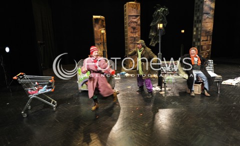  16.04.2015 WARSZAWA <br />PROBA MEDIALNA SPEKTAKLU ANTYGONA W NOWYM JORKU TEATRU IMKA<br />N/Z MAJA STRUNNIKOWA ANITA JEWGENIJ ROMANIENKO PCHELKA SIERGIEJ BIEREZKO SASZA<br /> 