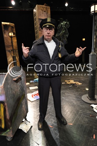  16.04.2015 WARSZAWA <br />PROBA MEDIALNA SPEKTAKLU ANTYGONA W NOWYM JORKU TEATRU IMKA<br />N/Z PIOTR RACZYNSKI POLICJANT<br /> 