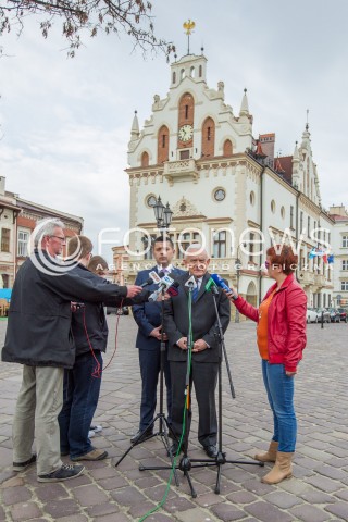  16.04.2015 RZESZOW<br />WIZYTA PRZEWODNICZACEGO SLD LESZKA MILLERA NA PODKARPACIU<br />KONFERENCJA NA RZESZOWSKIM RYNKU<br />N/Z LESZEK MILLER POSEL TOMASZ KAMINSKI DZIENNIKARZE<br /> 
