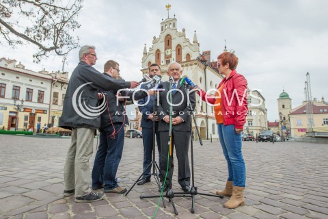  16.04.2015 RZESZOW<br />WIZYTA PRZEWODNICZACEGO SLD LESZKA MILLERA NA PODKARPACIU<br />KONFERENCJA NA RZESZOWSKIM RYNKU<br />N/Z LESZEK MILLER POSEL TOMASZ KAMINSKI DZIENNIKARZE<br /> 