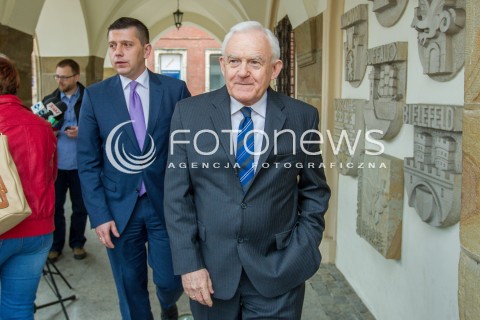  16.04.2015 RZESZOW<br />WIZYTA PRZEWODNICZACEGO SLD LESZKA MILLERA NA PODKARPACIU<br />N/Z LESZEK MILLER POSEL TOMASZ KAMINSKI<br /> 