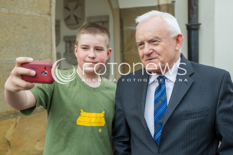  16.04.2015 RZESZOW<br />WIZYTA PRZEWODNICZACEGO SLD LESZKA MILLERA NA PODKARPACIU<br />N/Z LESZEK MILLER ROBI SELFIE ZDJECIE Z NASTOLATKIEM<br /> 