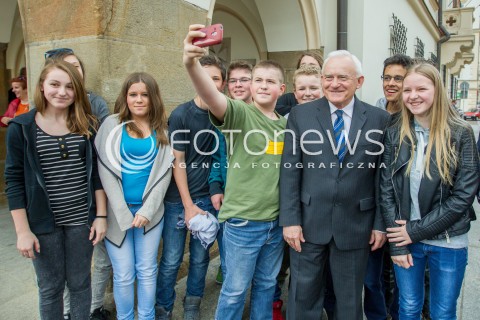  16.04.2015 RZESZOW<br />WIZYTA PRZEWODNICZACEGO SLD LESZKA MILLERA NA PODKARPACIU<br />N/Z LESZEK MILLER ROBI SELFIE ZDJECIE Z NASTOLATKAMI MLODZIEZ DZIECI<br /> 