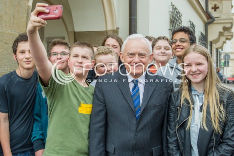  16.04.2015 RZESZOW<br />WIZYTA PRZEWODNICZACEGO SLD LESZKA MILLERA NA PODKARPACIU<br />N/Z LESZEK MILLER ROBI SELFIE ZDJECIE Z NASTOLATKAMI MLODZIEZ DZIECI<br /> 