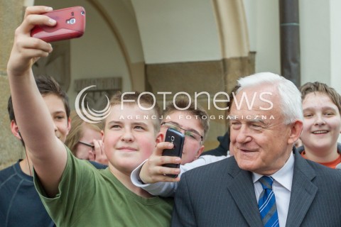  16.04.2015 RZESZOW<br />WIZYTA PRZEWODNICZACEGO SLD LESZKA MILLERA NA PODKARPACIU<br />N/Z LESZEK MILLER ROBI SELFIE ZDJECIE Z NASTOLATKAMI MLODZIEZ DZIECI<br /> 