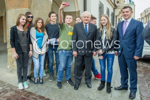  16.04.2015 RZESZOW<br />WIZYTA PRZEWODNICZACEGO SLD LESZKA MILLERA NA PODKARPACIU<br />N/Z LESZEK MILLER ROBI ZDJECIE Z NASTOLATKAMI MLODZIEZ DZIECI<br /> 