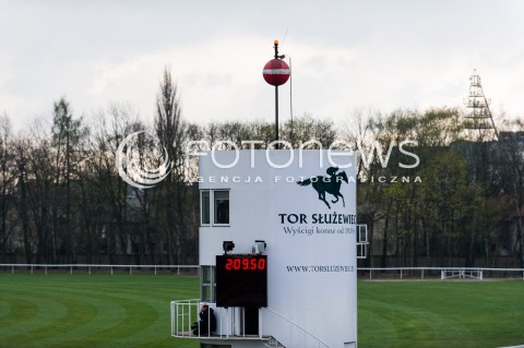  19.04.2015 WARSZAWA TOR SLUZEWIEC<br />OTWARCIE SEZONU WYSCIGOW KONNYCH 2015<br />N/Z BOMBA URZADZENIE STARTOWE<br /> 