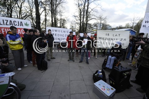  20.04.2015 WARSZAWA<br />PROTEST WOLNYCH KONOPI<br />N/Z UCZESTNICY MARSZU PRZED SEJMEM<br /> 
