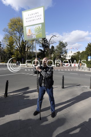  20.04.2015 WARSZAWA<br />PROTEST WOLNYCH KONOPI<br />N/Z UCZESTNICY MARSZU PRZED SEJMEM<br /> 