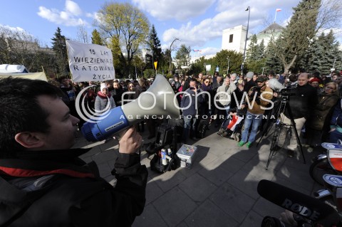  20.04.2015 WARSZAWA<br />PROTEST WOLNYCH KONOPI<br />N/Z UCZESTNICY MARSZU PRZED SEJMEM<br /> 