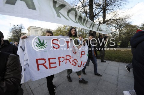  20.04.2015 WARSZAWA<br />PROTEST WOLNYCH KONOPI<br />N/Z UCZESTNICY MARSZU<br /> 