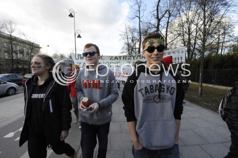  20.04.2015 WARSZAWA<br />PROTEST WOLNYCH KONOPI<br />N/Z UCZESTNICY MARSZU<br /> 