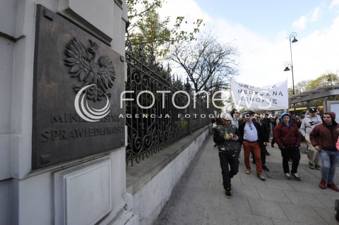  20.04.2015 WARSZAWA<br />PROTEST WOLNYCH KONOPI<br />N/Z UCZESTNICY MARSZU PRZED MINISTERSTWEM SPRAWIEDLIWOSCI<br /> 