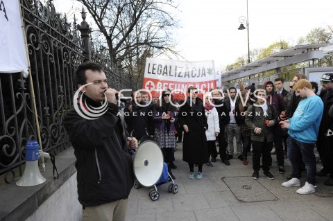  20.04.2015 WARSZAWA<br />PROTEST WOLNYCH KONOPI<br />N/Z UCZESTNICY MARSZU PRZED MINISTERSTWEM SPRAWIEDLIWOSCI<br /> 