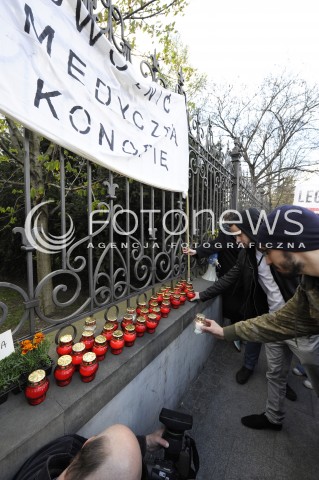  20.04.2015 WARSZAWA<br />PROTEST WOLNYCH KONOPI<br />N/Z UCZESTNICY MARSZU PRZED MINISTERSTWEM SPRAWIEDLIWOSCI<br /> 