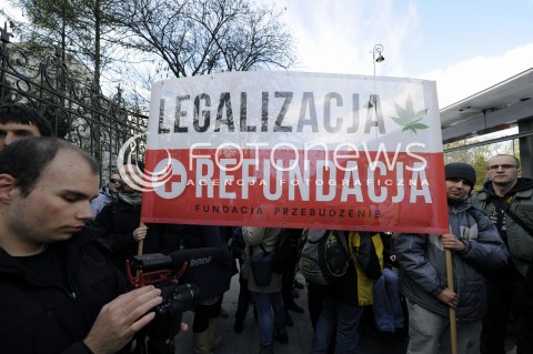  20.04.2015 WARSZAWA<br />PROTEST WOLNYCH KONOPI<br />N/Z UCZESTNICY MARSZU PRZED MINISTERSTWEM SPRAWIEDLIWOSCI<br /> 