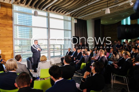  22.04.2015 WARSZAWA<br />SPOTKANIE PREZYDENTA Z MLODYMI PRZEDSIEBIORCAMI W SIEDZIBIE GOOGLE W WARSZAWIE<br />N/Z PREZYDENT RP BRONISLAW KOMOROWSKI<br /> 