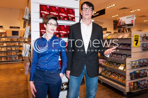 22.04.2015 WARSZAWA<br />
SPOTKANIE Z MACIEJEM MALENCZUKIEM W EMPIKU<br />
N/Z MACIEJ MALENCZUK BARBARA BURDZY<br />
 