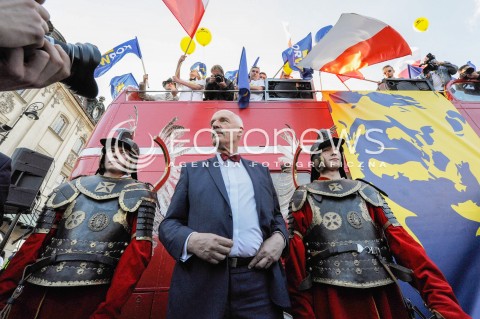  23.04.2015 WARSZAWA <br />WIELKI WIEC WYBORCZY JANUSZA KORWIN MIKKE<br />N/Z JANUSZ KORWIN MIKKE PRZEMYSLAW WIPLER HUZARZY<br /> 