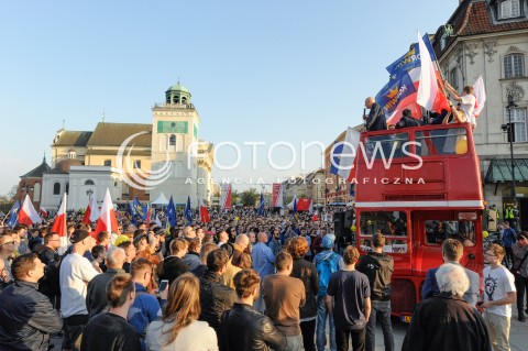  23.04.2015 WARSZAWA <br />WIELKI WIEC WYBORCZY JANUSZA KORWIN MIKKE<br />N/Z JANUSZ KORWIN MIKKE Z WYBORCAMI WYBORCY<br /> 