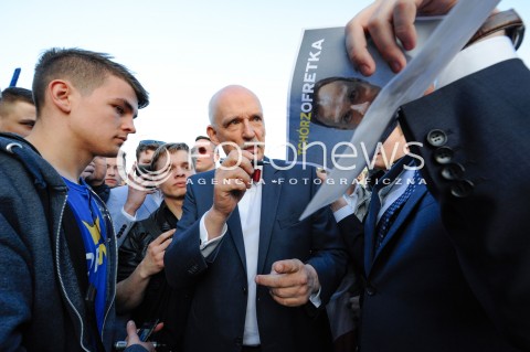  23.04.2015 WARSZAWA <br />WIELKI WIEC WYBORCZY JANUSZA KORWIN MIKKE<br />N/Z JANUSZ KORWIN MIKKE TCHORZOFRETKA PLAKAT ANDRZEJA DUDY<br /> 