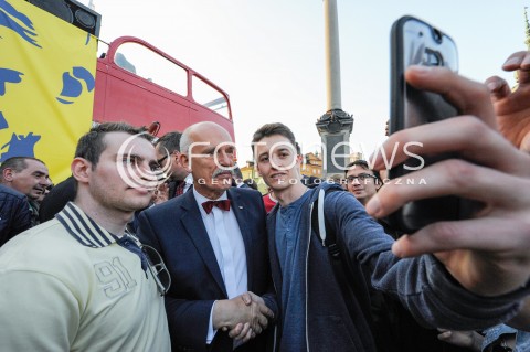 23.04.2015 WARSZAWA <br />WIELKI WIEC WYBORCZY JANUSZA KORWIN MIKKE<br />N/Z JANUSZ KORWIN MIKKE Z WYBORCAMI WYBORCY SELFIE ZDJECIE<br /> 