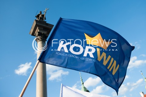  24.04.2015 WARSZAWA<br />WIELKI WIEC WYBORCZY JANUSZA KORWIN MIKKE<br />N/Z FLAGA NAPIS KORWIN<br /> 