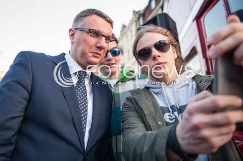  24.04.2015 WARSZAWA<br />WIELKI WIEC WYBORCZY JANUSZA KORWIN MIKKE<br />N/Z PRZEMYSLAW WIPLER SELFIE<br /> 
