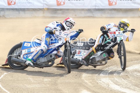  26.04.2015 RZESZOW<br />ZUZEL PGE SPEEDWAY EKSTRALIGA SEASON 2015<br />MECZ PGE STAL RZESZOW - BETARD SPARTA WROCLAW<br />N/Z BIEG NR 1: TAI WOFFINDEN (ZOLTY), PETER LJUNG (CZERWONY)<br /> 