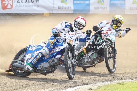  26.04.2015 RZESZOW<br />ZUZEL PGE SPEEDWAY EKSTRALIGA SEASON 2015<br />MECZ PGE STAL RZESZOW - BETARD SPARTA WROCLAW<br />N/Z BIEG NR 1: TAI WOFFINDEN (ZOLTY), PETER LJUNG (CZERWONY) <br /> 