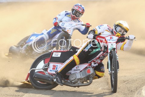  26.04.2015 RZESZOW<br />ZUZEL PGE SPEEDWAY EKSTRALIGA SEASON 2015<br />MECZ PGE STAL RZESZOW - BETARD SPARTA WROCLAW<br />N/Z BIEG NR 4: MACIEJ JANOWSKI (ZOLTY), KRYSTIAN REMPALA ( NIEBIESKI)<br /> 