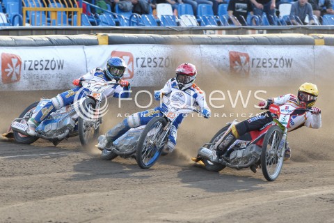  26.04.2015 RZESZOW<br />ZUZEL PGE SPEEDWAY EKSTRALIGA SEASON 2015<br />MECZ PGE STAL RZESZOW - BETARD SPARTA WROCLAW<br />N/Z BIEG NR 6: TOMASZ JEDRZEJAK (ZOLTY), PETER KILDEMAND (CZERWONY), ARTUR CZAJA (NIEBIESKI) <br /> 