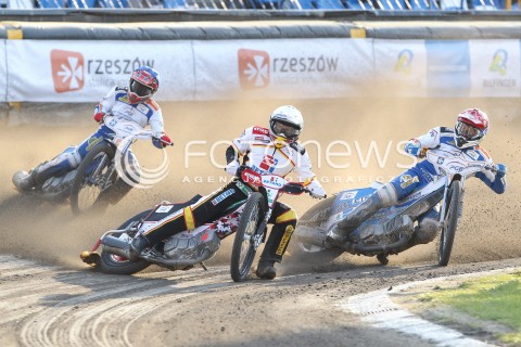 26.04.2015 RZESZOW<br />ZUZEL PGE SPEEDWAY EKSTRALIGA SEASON 2015<br />MECZ PGE STAL RZESZOW - BETARD SPARTA WROCLAW<br />N/Z BIEG NR8: PETER KILDEMAND (CZERWONY),  MACIEJ JANOWSKI ( BIALY), KRYSTIAN REMPALA (NIEBIESKI)<br /> 