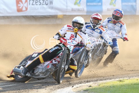  26.04.2015 RZESZOW<br />ZUZEL PGE SPEEDWAY EKSTRALIGA SEASON 2015<br />MECZ PGE STAL RZESZOW - BETARD SPARTA WROCLAW<br />N/Z BIEG NR8: PETER KILDEMAND (CZERWONY), MACIEJ JANOWSKI ( BIALY), KRYSTIAN REMPALA (NIEBIESKI)<br /> 