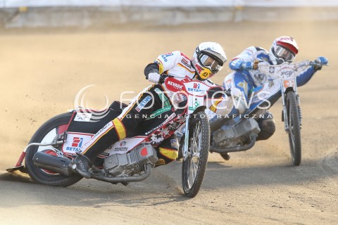  26.04.2015 RZESZOW<br />ZUZEL PGE SPEEDWAY EKSTRALIGA SEASON 2015<br />MECZ PGE STAL RZESZOW - BETARD SPARTA WROCLAW<br />N/Z BIEG NR8: PETER KILDEMAND (CZERWONY), MACIEJ JANOWSKI ( BIALY)<br /> 