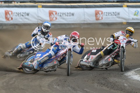  26.04.2015 RZESZOW<br />ZUZEL PGE SPEEDWAY EKSTRALIGA SEASON 2015<br />MECZ PGE STAL RZESZOW - BETARD SPARTA WROCLAW<br />N/Z BIEG NR 15: DAWID LAMPART (CZERWONY), MACIEJ JANOWSKI (ZOLTY), KENNI LARSEN (NIEBIESKI)<br /> 