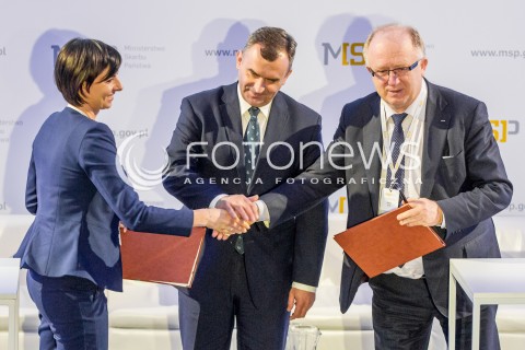  27.04.2015 RZESZOW<br />KONFERENCJA MINISTERSTWA SKARBU PANSTWA W RZESZOWIE Z OKAZJI 25-LECIA PRZEMIAN GOSPODARCZYCH W POLSCE<br />PODPISANIE UMOWY O WSPOLPRACY MIEDZY KGHM I ARP<br />N/Z ALEKSANDRA MAGACZEWSKA - PREZES ZARZADU AGENCJA ROZWOJU PRZEMYSLU (L), WLODZIMIERZ KARPINSKI - MINISTER SKARBU PANSTWA ( C), HERBERT WIRTH - PREZES ZARZADU KGHM POLSKA MIEDZ (P) <br />PODPISANIE UMOWY MIEDZY KGHM I ARP<br /> 