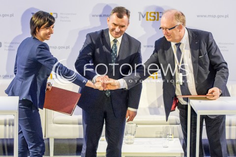  27.04.2015 RZESZOW<br />KONFERENCJA MINISTERSTWA SKARBU PANSTWA W RZESZOWIE Z OKAZJI 25-LECIA PRZEMIAN GOSPODARCZYCH W POLSCE<br />PODPISANIE UMOWY O WSPOLPRACY MIEDZY KGHM I ARP<br />N/Z ALEKSANDRA MAGACZEWSKA - PREZES ZARZADU AGENCJA ROZWOJU PRZEMYSLU (L), WLODZIMIERZ KARPINSKI - MINISTER SKARBU PANSTWA ( C), HERBERT WIRTH - PREZES ZARZADU KGHM POLSKA MIEDZ (P) <br />PODPISANIE UMOWY MIEDZY KGHM I ARP<br /> 