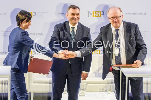  27.04.2015 RZESZOW<br />KONFERENCJA MINISTERSTWA SKARBU PANSTWA W RZESZOWIE Z OKAZJI 25-LECIA PRZEMIAN GOSPODARCZYCH W POLSCE<br />PODPISANIE UMOWY O WSPOLPRACY MIEDZY KGHM I ARP<br />N/Z ALEKSANDRA MAGACZEWSKA - PREZES ZARZADU AGENCJA ROZWOJU PRZEMYSLU (L), WLODZIMIERZ KARPINSKI - MINISTER SKARBU PANSTWA ( C), HERBERT WIRTH - PREZES ZARZADU KGHM POLSKA MIEDZ (P) <br />PODPISANIE UMOWY MIEDZY KGHM I ARP<br /> 