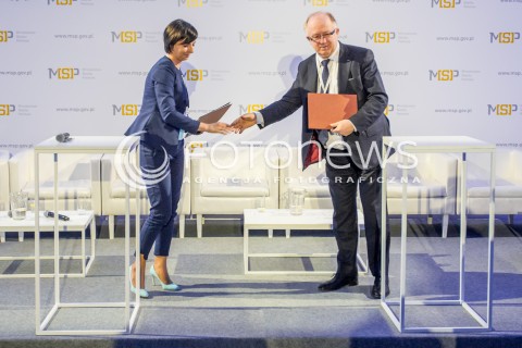  27.04.2015 RZESZOW<br />KONFERENCJA MINISTERSTWA SKARBU PANSTWA W RZESZOWIE Z OKAZJI 25-LECIA PRZEMIAN GOSPODARCZYCH W POLSCE<br />PODPISANIE UMOWY O WSPOLPRACY MIEDZY KGHM I ARP<br />N/Z ALEKSANDRA MAGACZEWSKA - PREZES ZARZADU AGENCJA ROZWOJU PRZEMYSLU (L), HERBERT WIRTH - PREZES ZARZADU KGHM POLSKA MIEDZ (P) <br />PODPISANIE UMOWY MIEDZY KGHM I ARP<br /> 