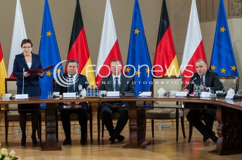  27.04.2015 WARSZAWA<br />POLSKO NIEMIECKIE KONSULTACJE MIEDZYRZADOWE<br />N/Z KANCLERZ NIEMIEC ANGELA MERKEL PREMIER EWA KOPACZ ANUSZ PIECHOCISNKI TOMASZ SIEMONIAK GRZEGORZ SCHETYNA MIEJSCE PUSTE MIEJSCE DLA WLADYSLAW BARTOSZEWSKI<br /> 