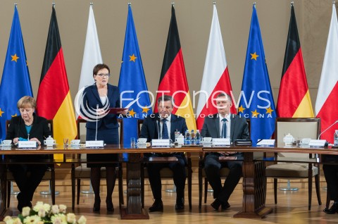  27.04.2015 WARSZAWA<br />POLSKO NIEMIECKIE KONSULTACJE MIEDZYRZADOWE<br />N/Z KANCLERZ NIEMIEC ANGELA MERKEL PREMIER EWA KOPACZ JANUSZ PIECHOCINSKI TOMASZ SIEMONIAK<br /> 